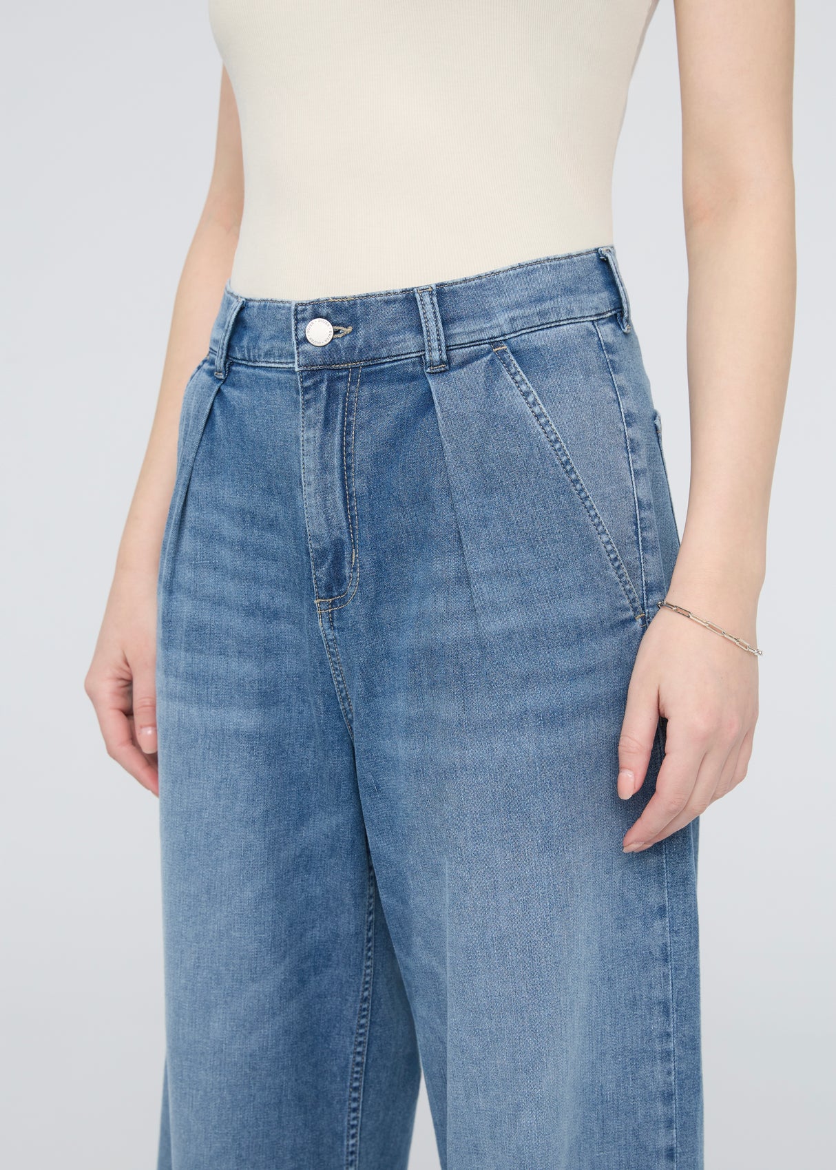 Performance Denim Lite Pleated Pant